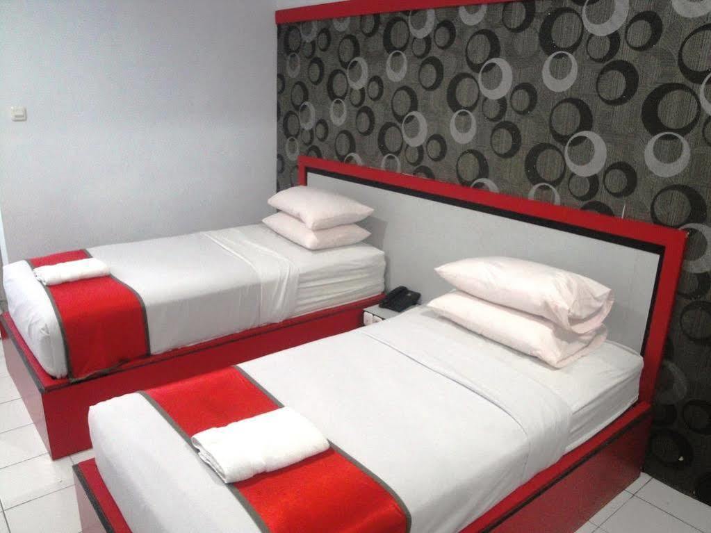 Oyo 1318 Hotel Prince Boulevard Манадо Екстериор снимка
