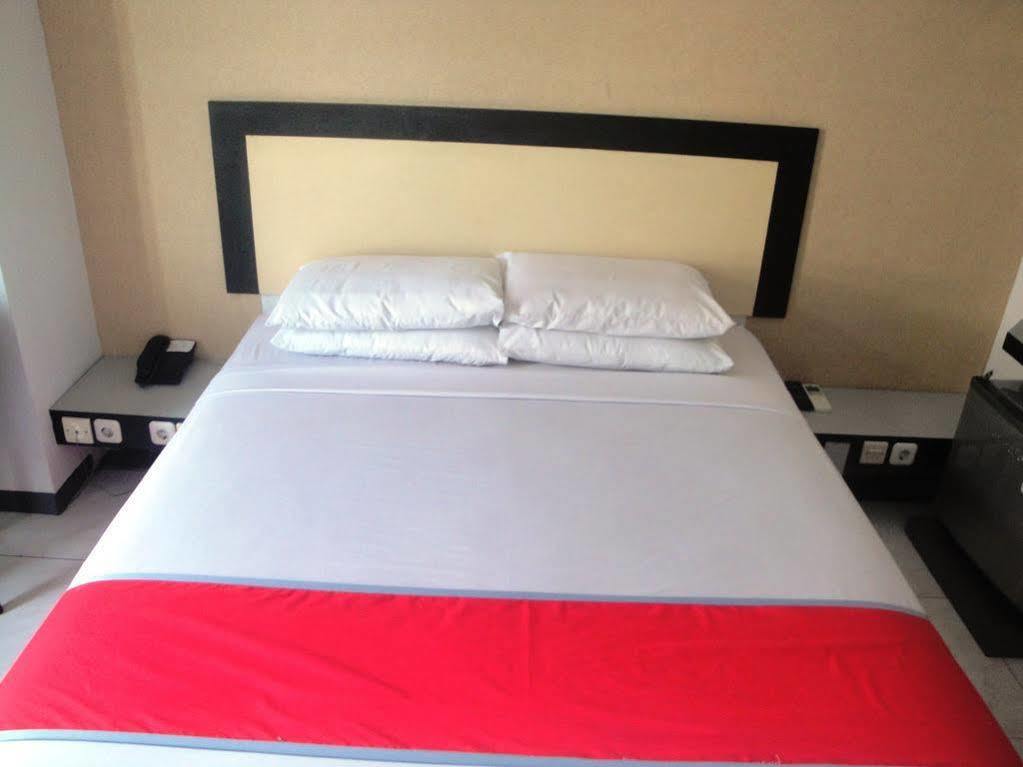 Oyo 1318 Hotel Prince Boulevard Манадо Екстериор снимка