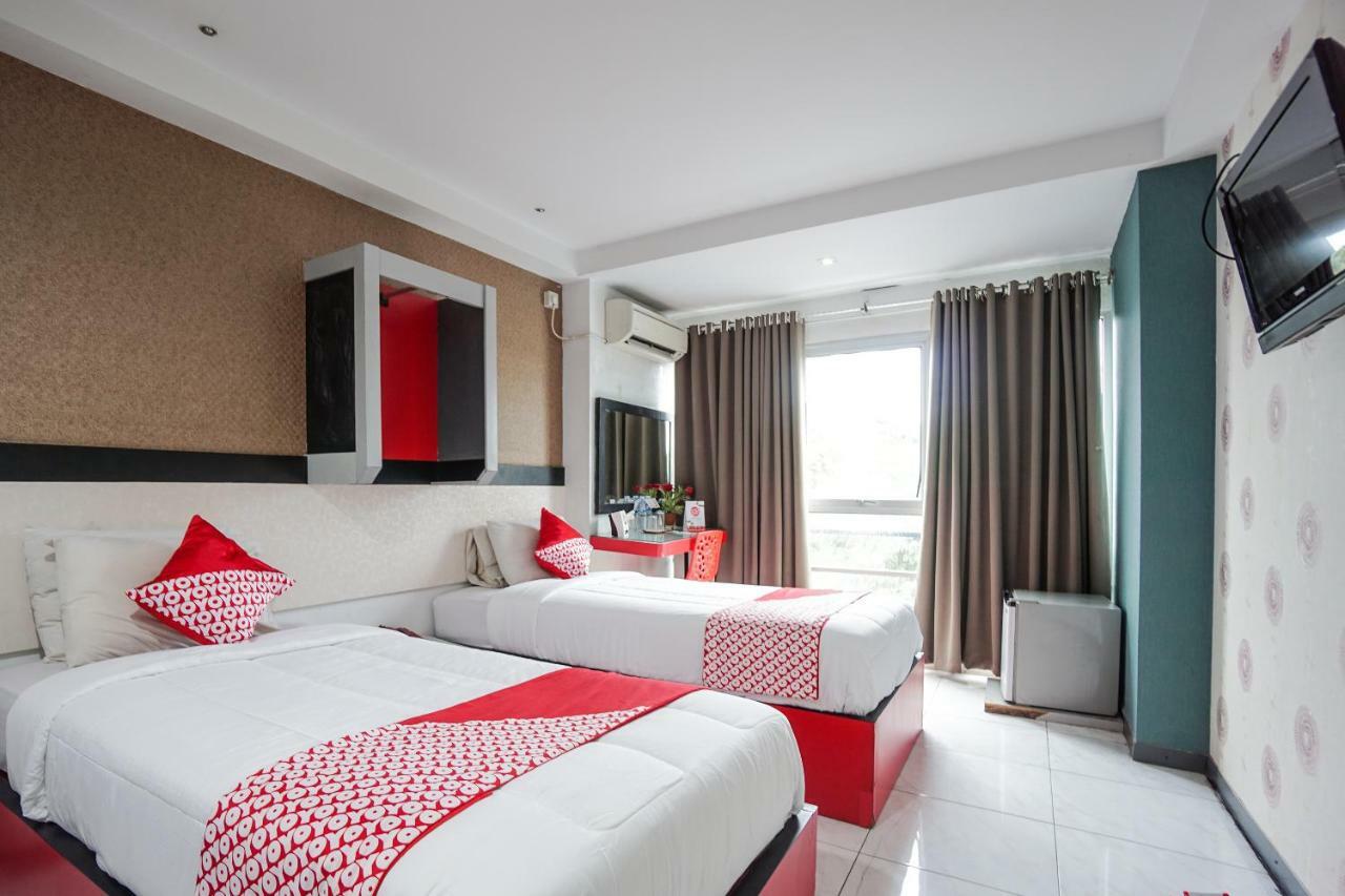 Oyo 1318 Hotel Prince Boulevard Манадо Екстериор снимка