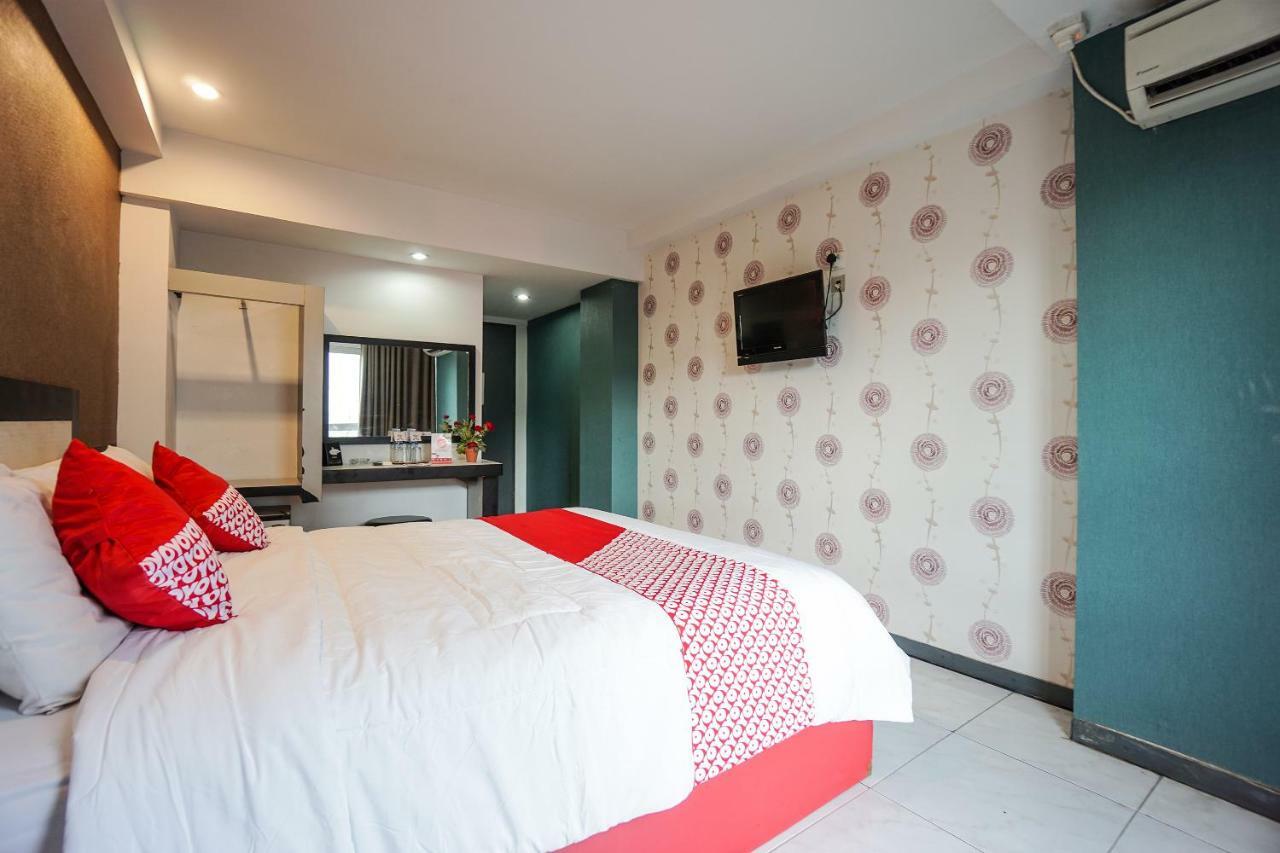 Oyo 1318 Hotel Prince Boulevard Манадо Екстериор снимка
