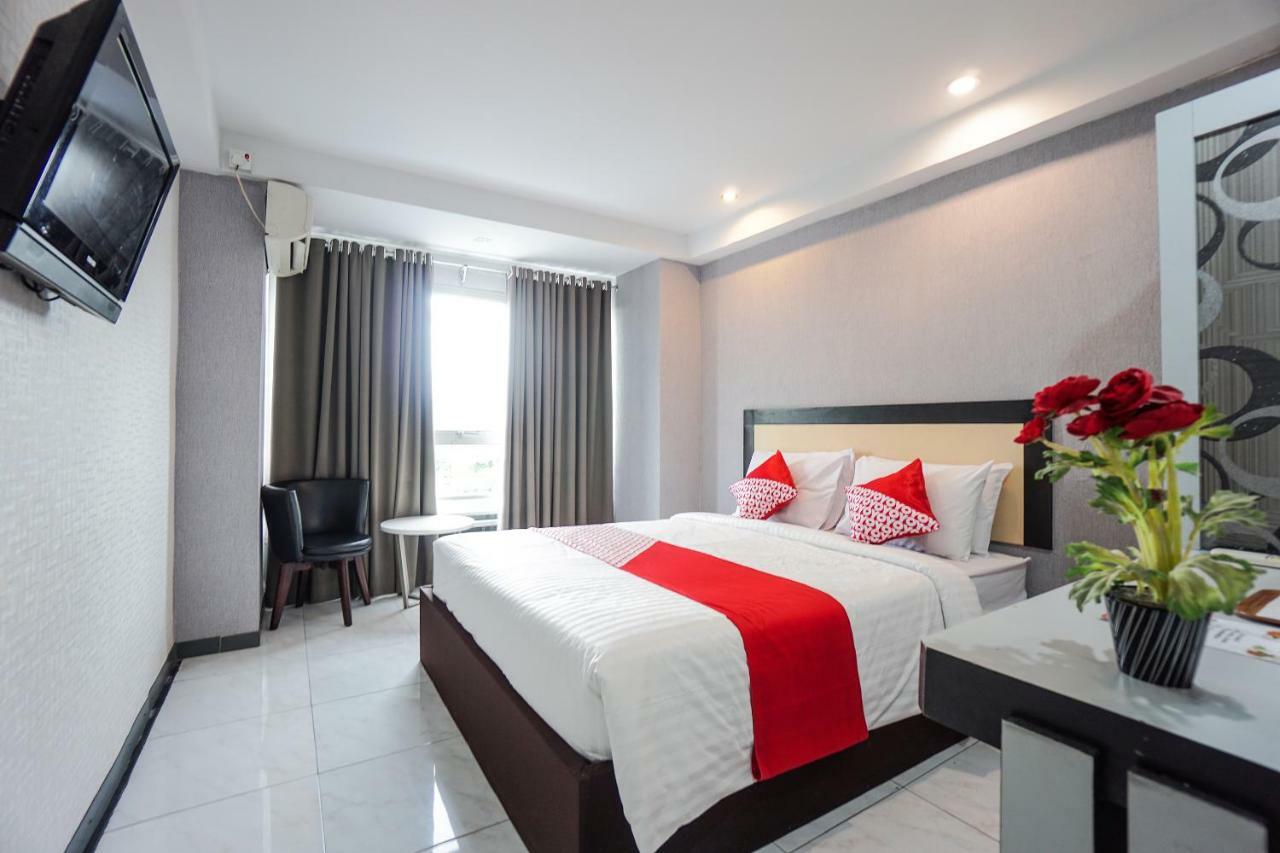 Oyo 1318 Hotel Prince Boulevard Манадо Екстериор снимка